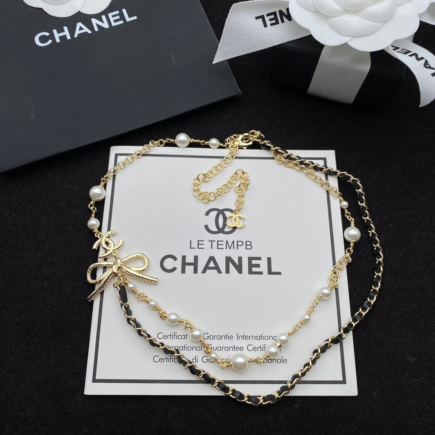 Collier double rang de perles avec nœud.