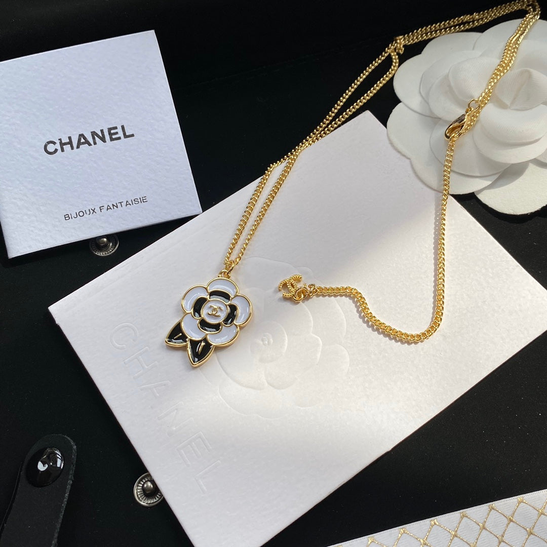 Collar con colgante de camelia