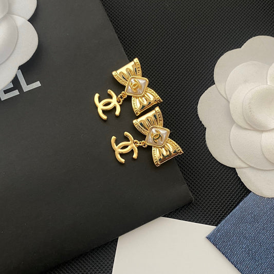 Boucles d'oreilles nœud délicat avec logo