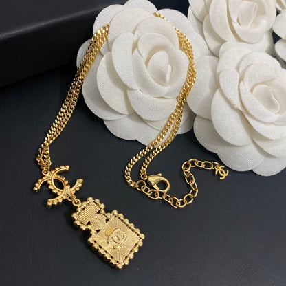 Collar con frasco de perfume de diamante