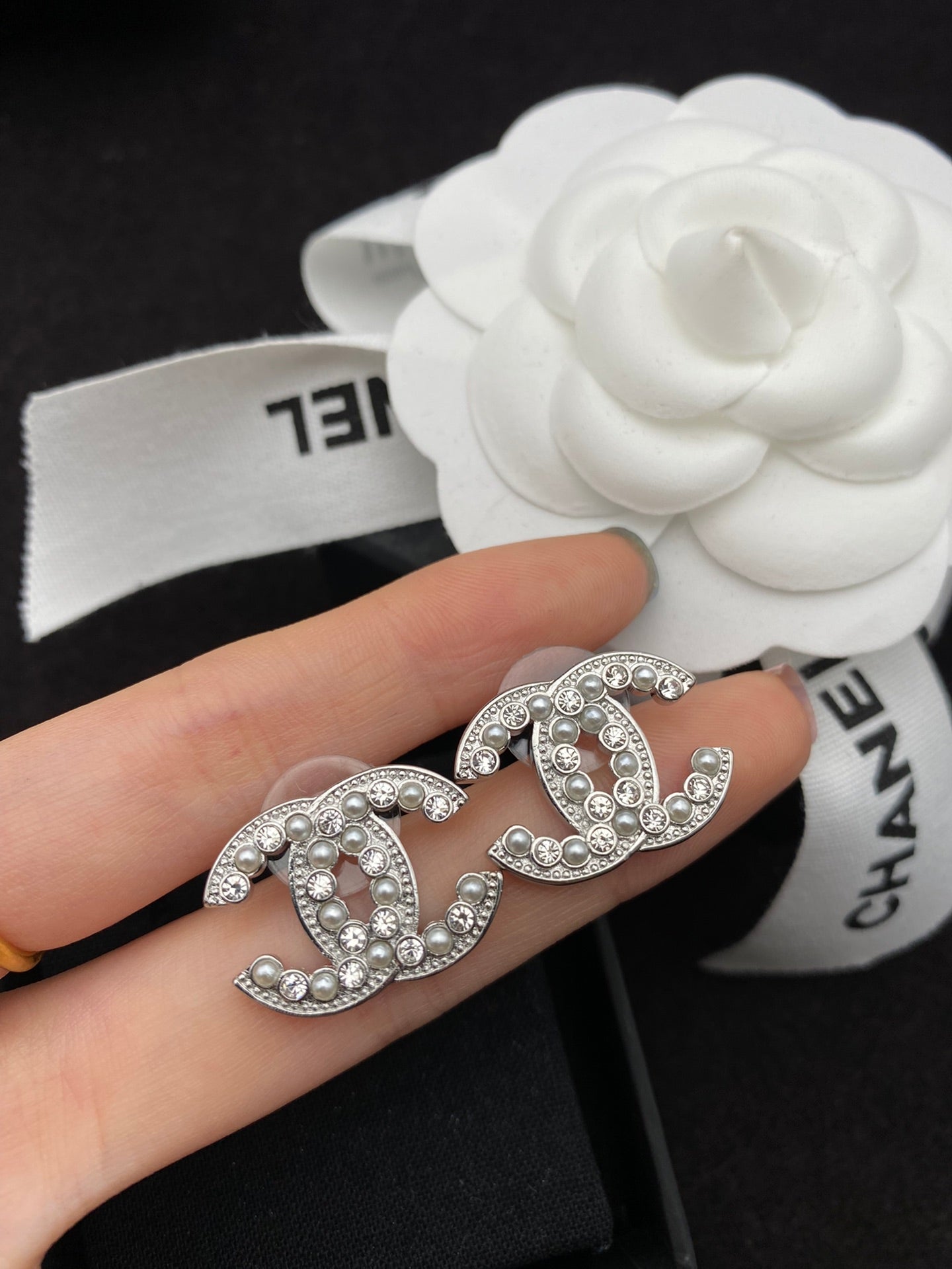 Boucles d'oreilles clous Double C diamant et perles