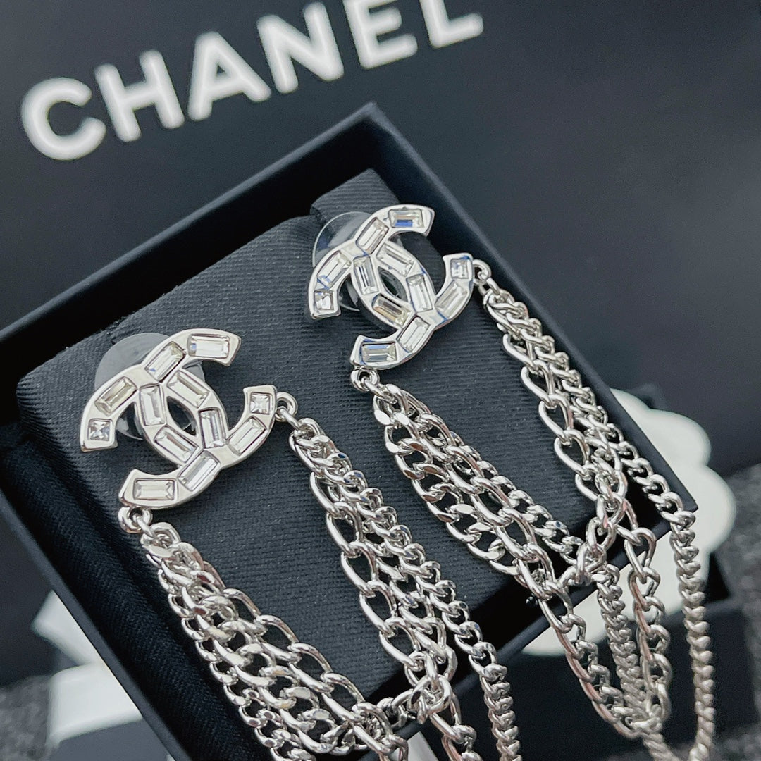Boucles d'oreilles pendantes chaîne et diamants de cristal