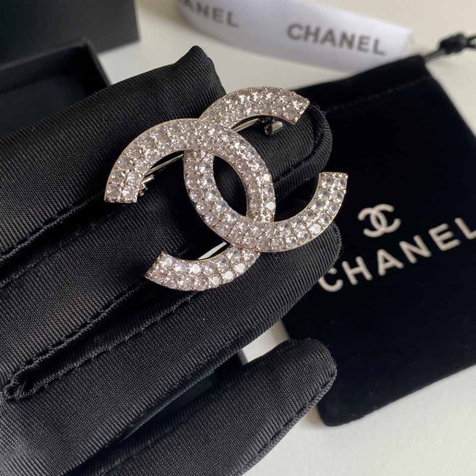 Broche entièrement sertie de diamants, de tempérament
