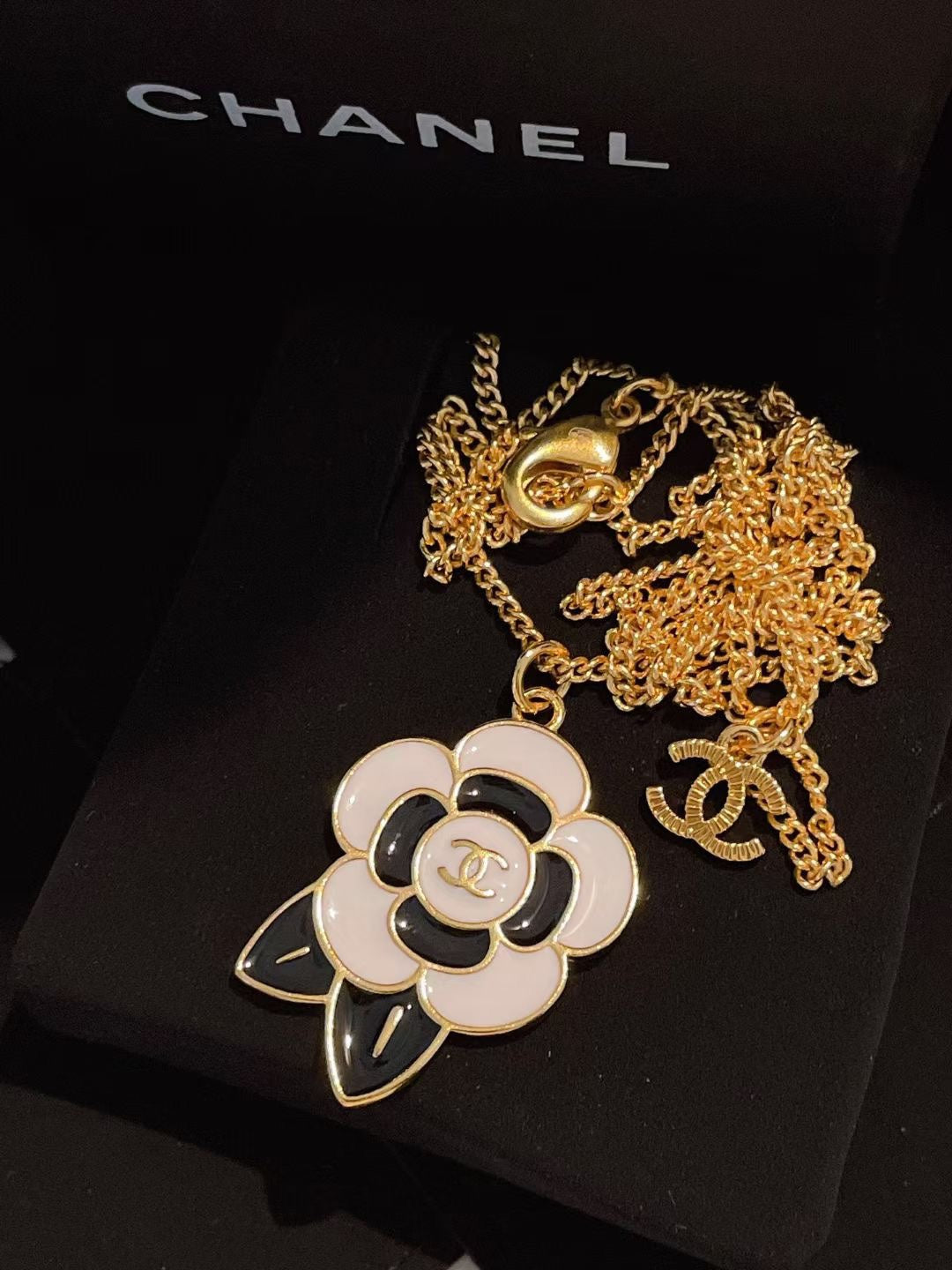 Collar con colgante de camelia