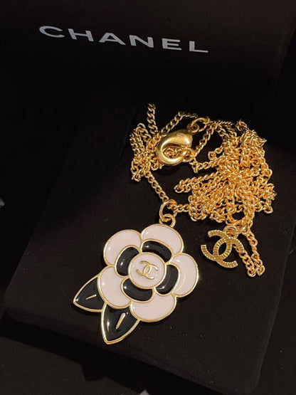 Collar con colgante de camelia
