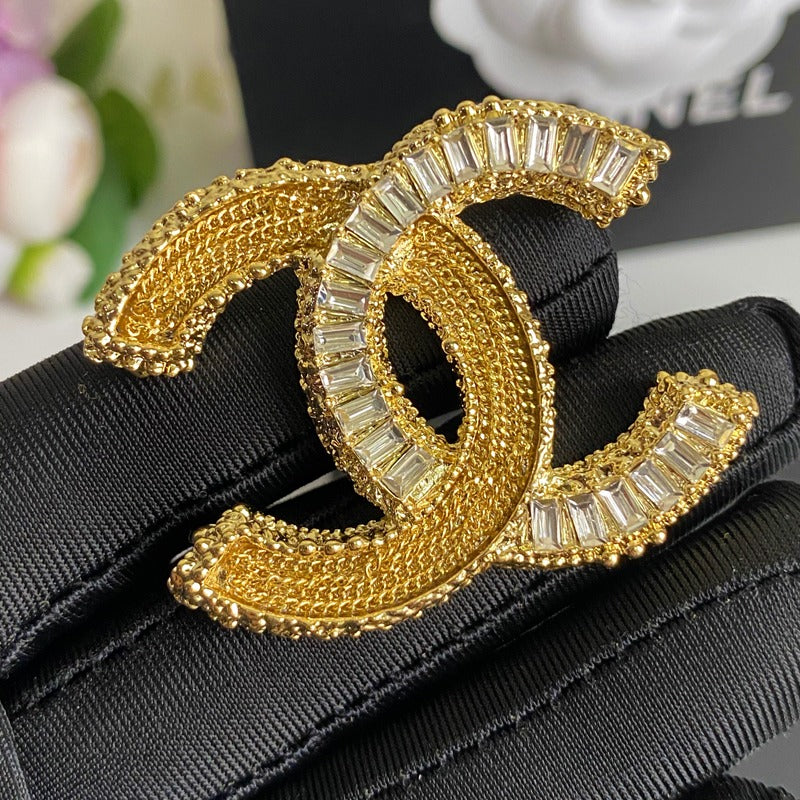 Broche en cristal d'or scintillante