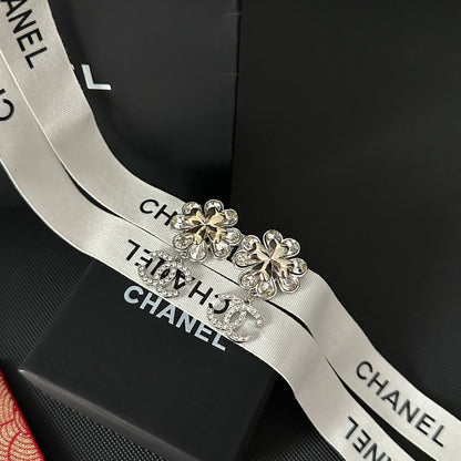 Pendientes de flor con diamantes de imitación
