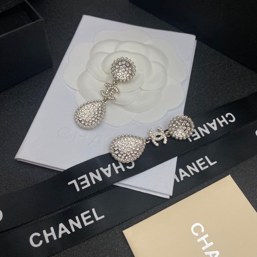 Pendientes de perlas con incrustaciones de diamantes