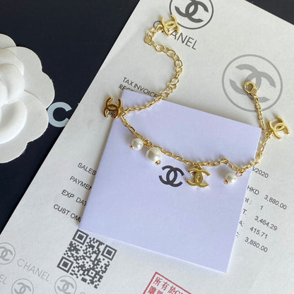 Pulsera de Perlas con Dije de Logo Dorado