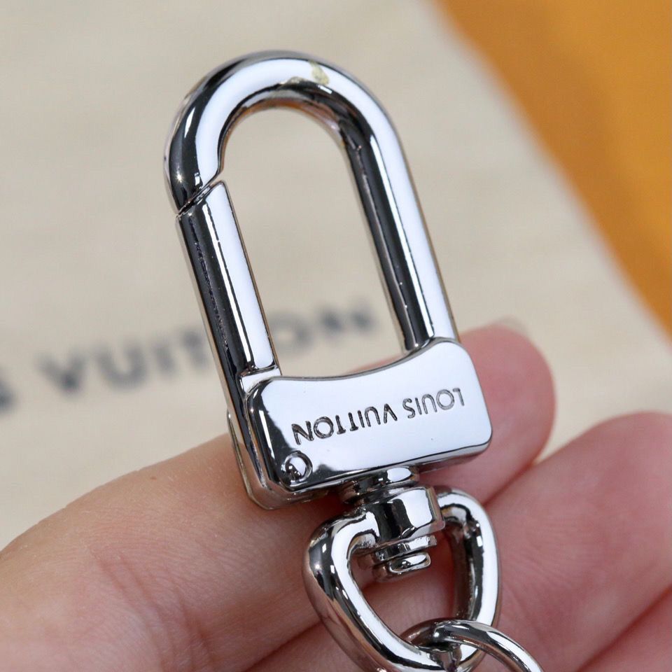 Porte-clés pendentif lettre rouge et bleue