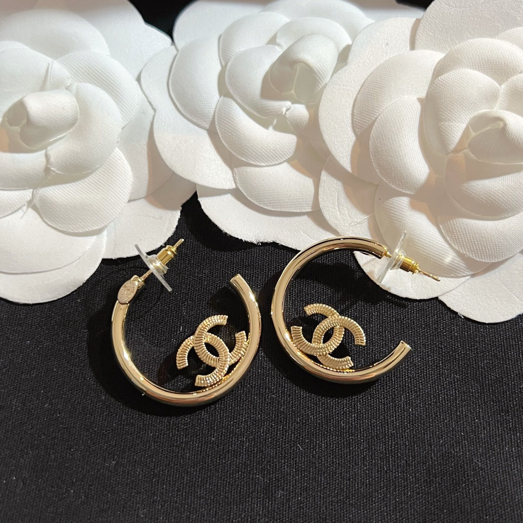 Boucles d'oreilles lettre demi-cercle