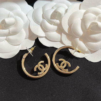 Boucles d'oreilles lettre demi-cercle