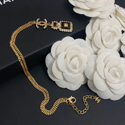 Collar con frasco de perfume de diamante