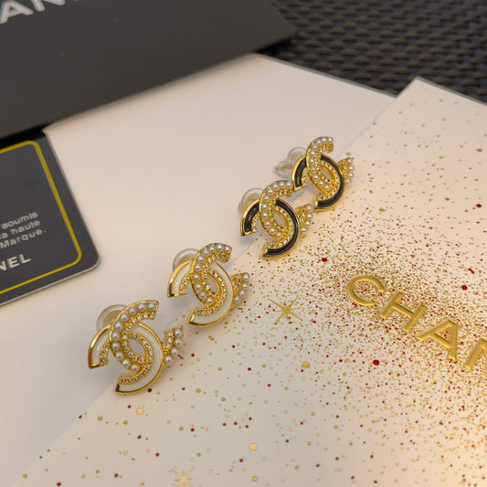 Boucles d'oreilles tendance en perles, strass et coutures