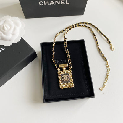 Collier en cuir avec pendentif flacon de parfum