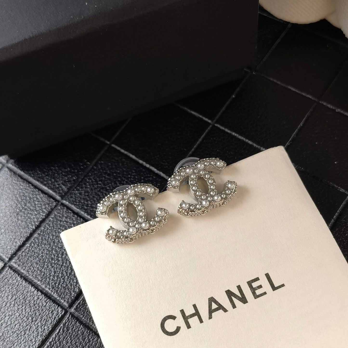 Pendientes clásicos y elegantes con pedrería