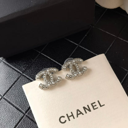 Pendientes clásicos y elegantes con pedrería