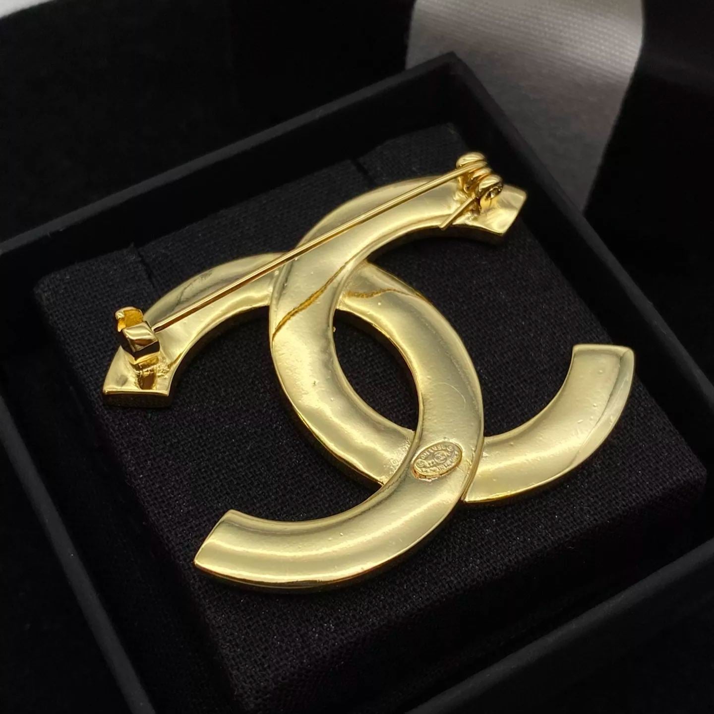 Broche de letra grabado sencillo