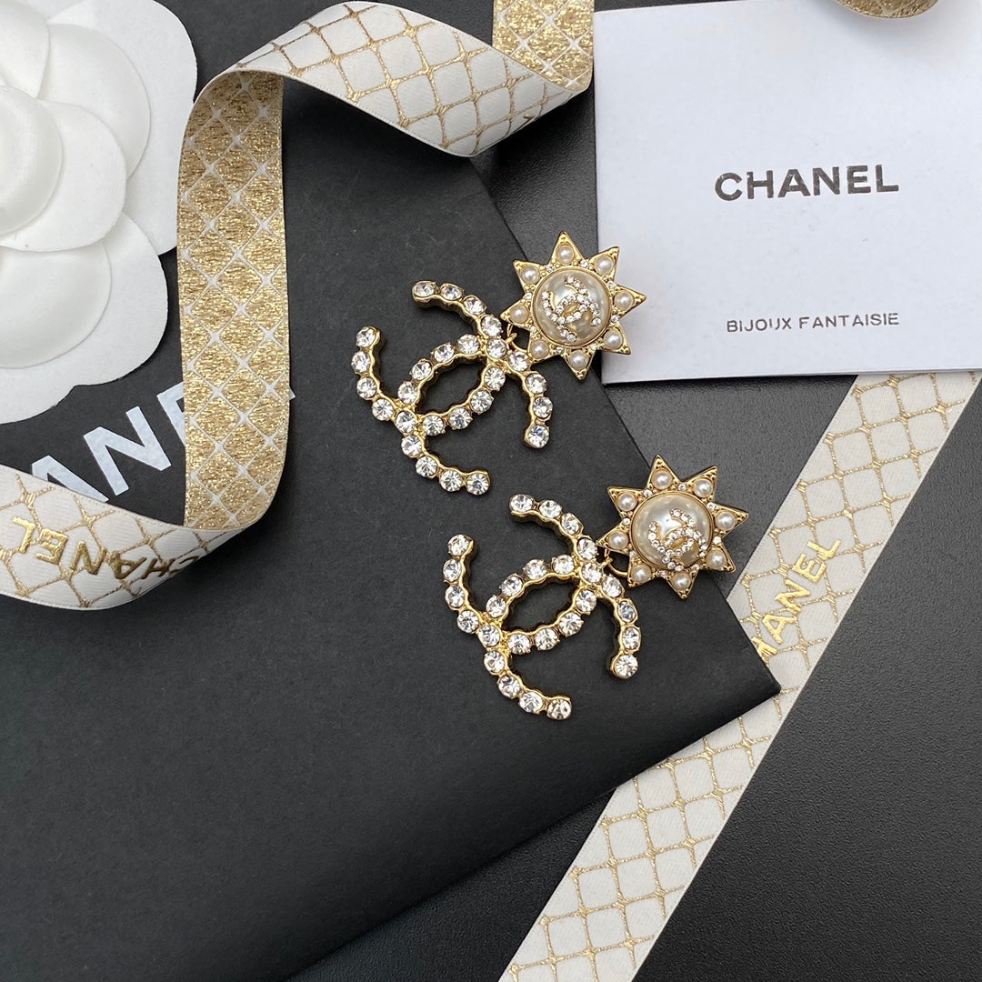 Boucles d'oreilles entièrement diamantées double C avec tempérament