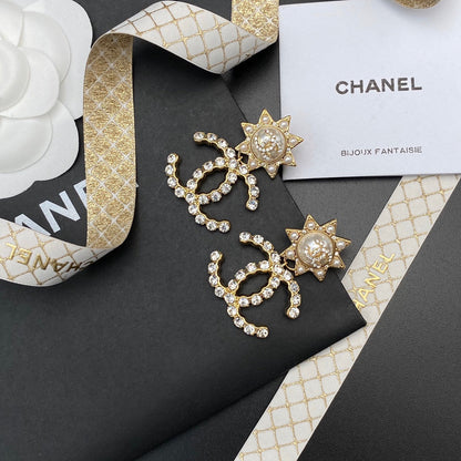 Boucles d'oreilles entièrement diamantées double C avec tempérament