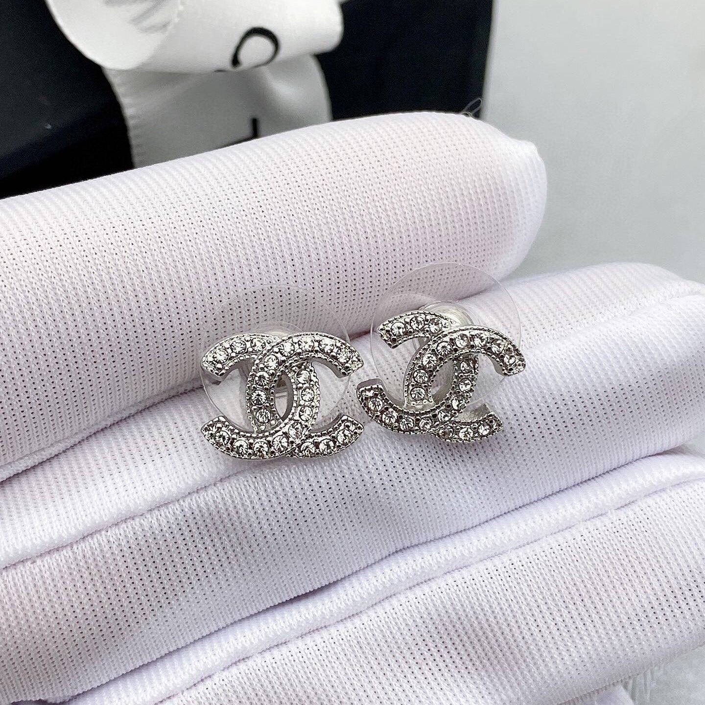 Boucles d'oreilles clous double C entièrement pavées de diamants