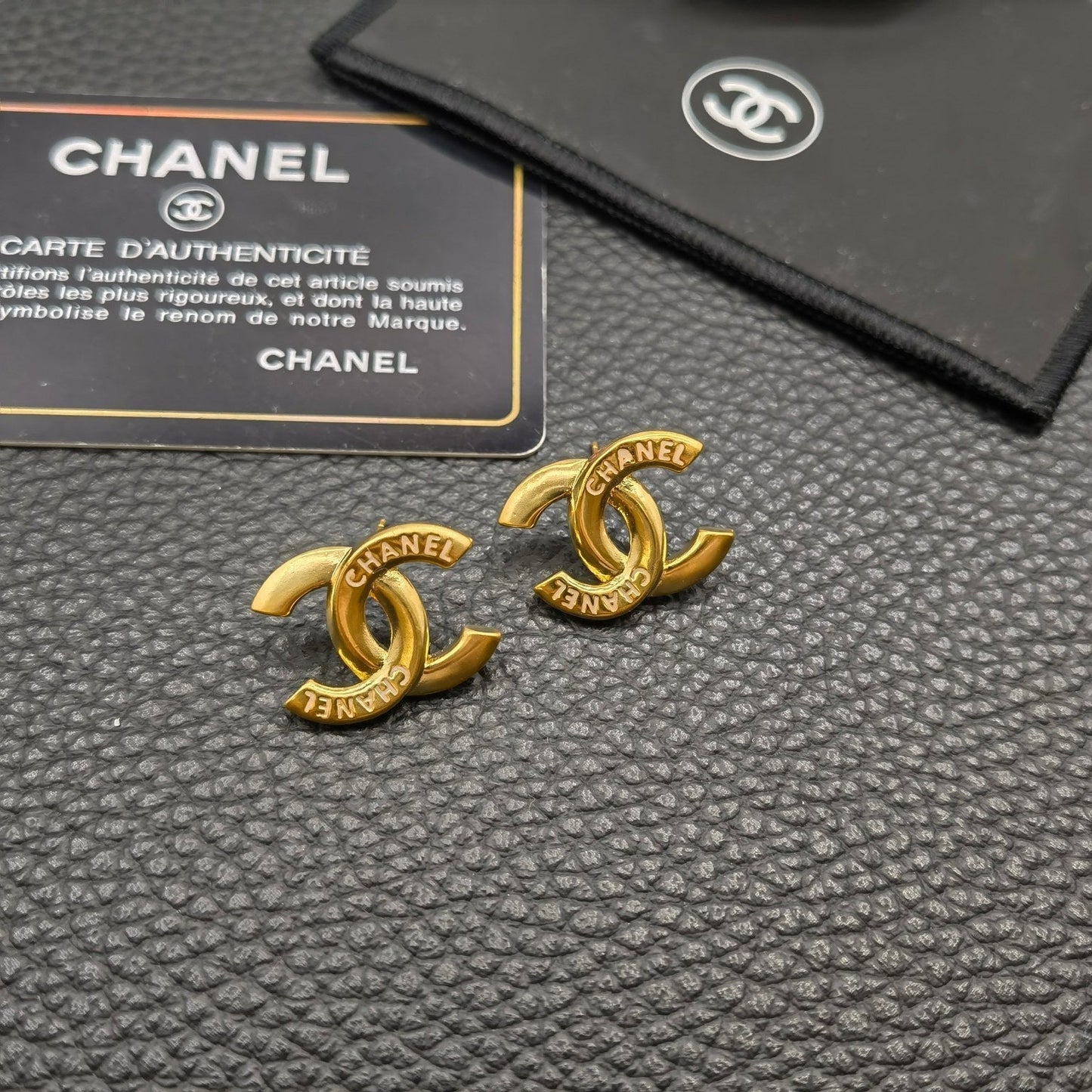 Boucles d'oreilles clous dorées lettre tempérament
