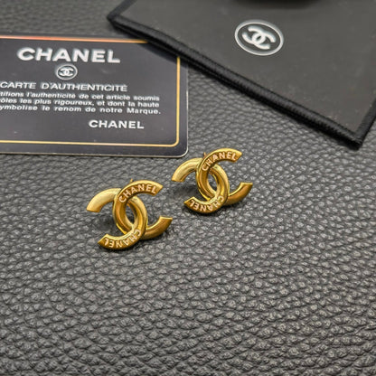 Boucles d'oreilles clous dorées lettre tempérament