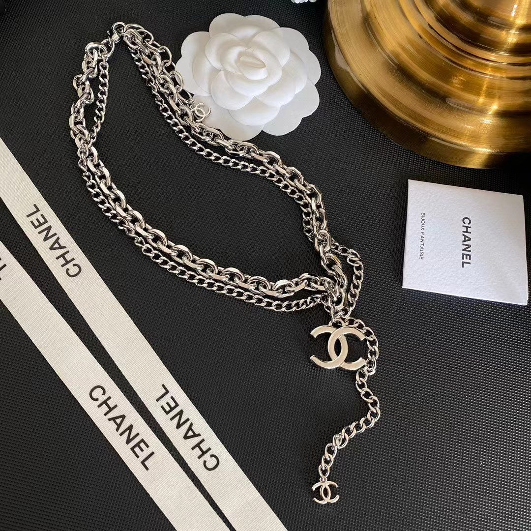 Collar con colgante sencillo y logo de moda