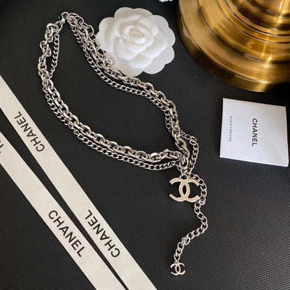 Collar con colgante sencillo y logo de moda