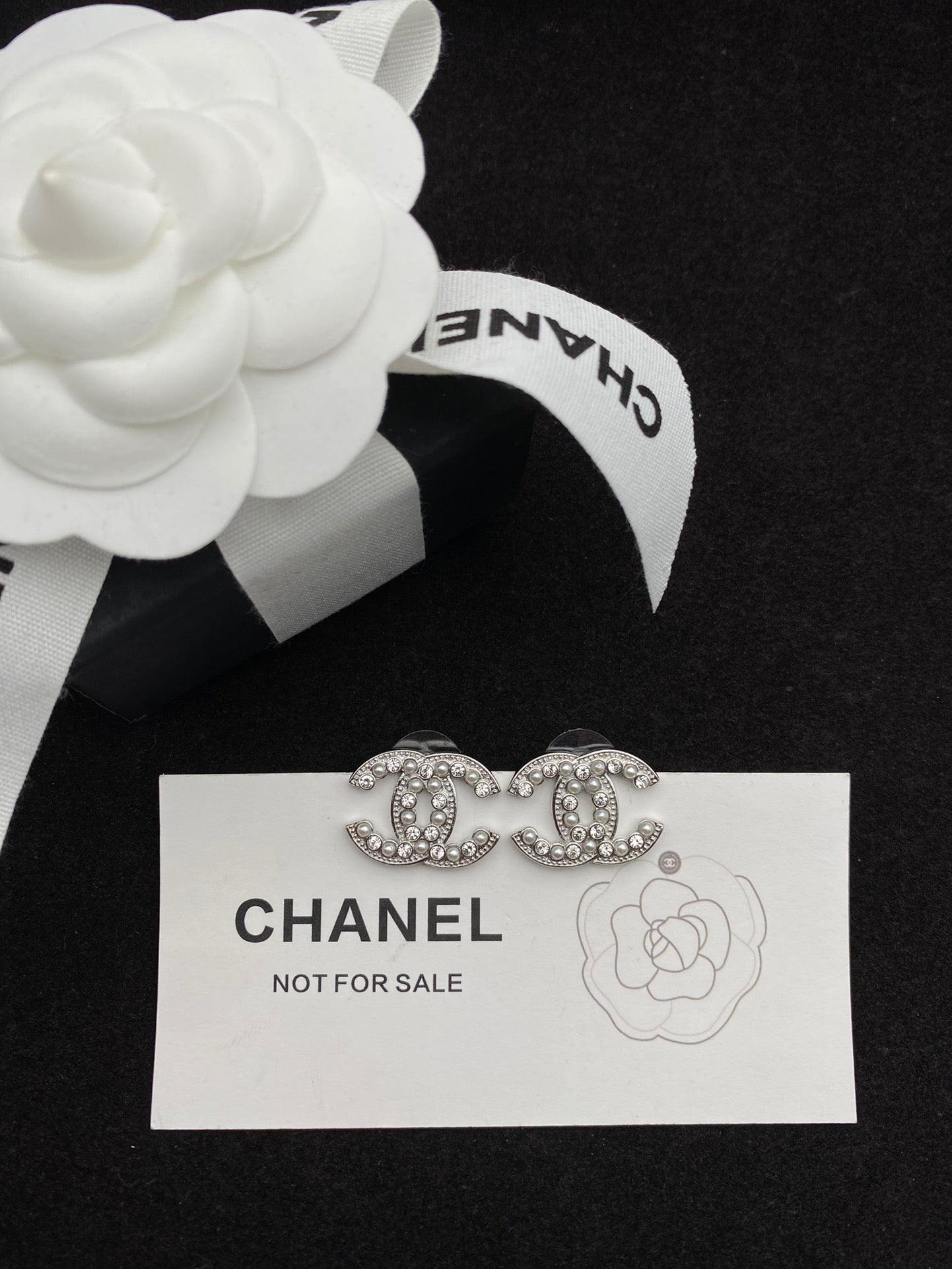 Boucles d'oreilles clous Double C diamant et perles