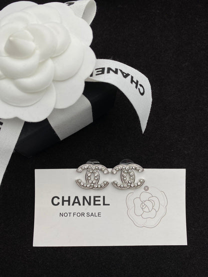 Boucles d'oreilles clous Double C diamant et perles