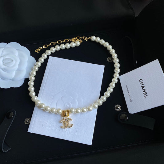 Collier ras du cou perlé Double C