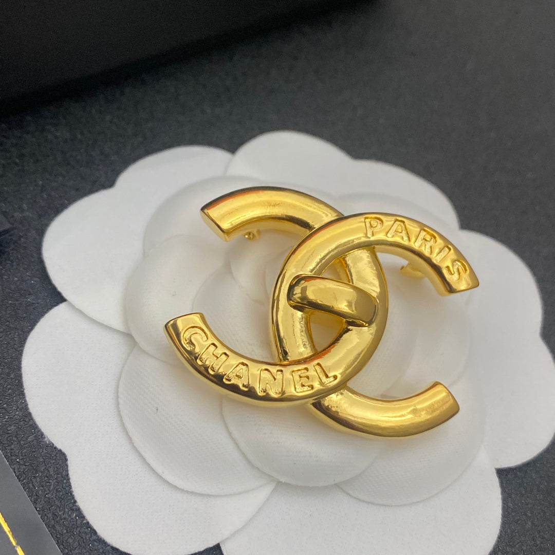 Broche dorado con letras electrochapadas