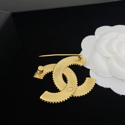 Broche de latón con logo vintage