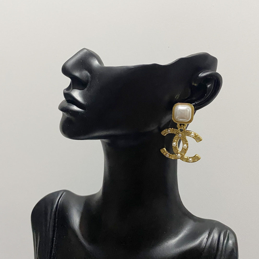Pendientes colgantes elegantes y chic