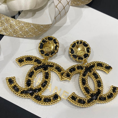 Pendientes de perlas de cuero negro Double C