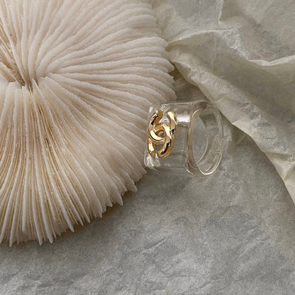 Anillo de acrílico cerrado transparente de moda