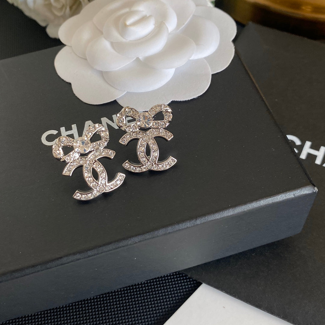 Pendientes Elegantes de Lazo con Diamantes