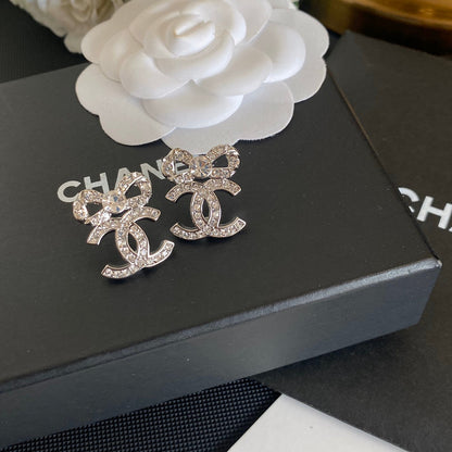 Pendientes Elegantes de Lazo con Diamantes