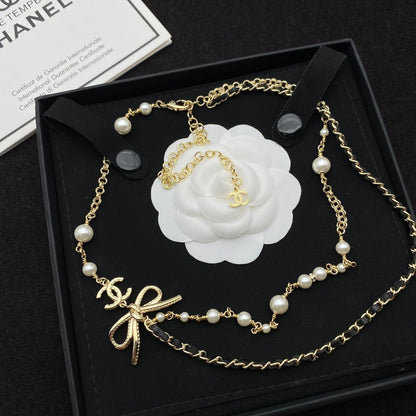 Collier double rang de perles avec nœud.