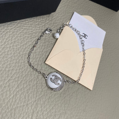 Pulsera con logotipo de diamante redondo