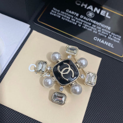 Broche élégante en pierres précieuses et perles