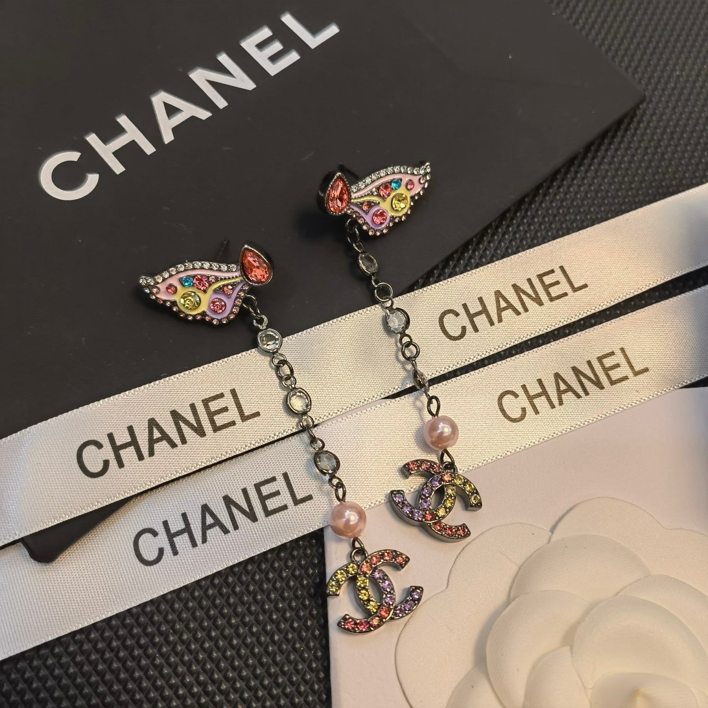 Pendientes de mariposa de cristal coloridos