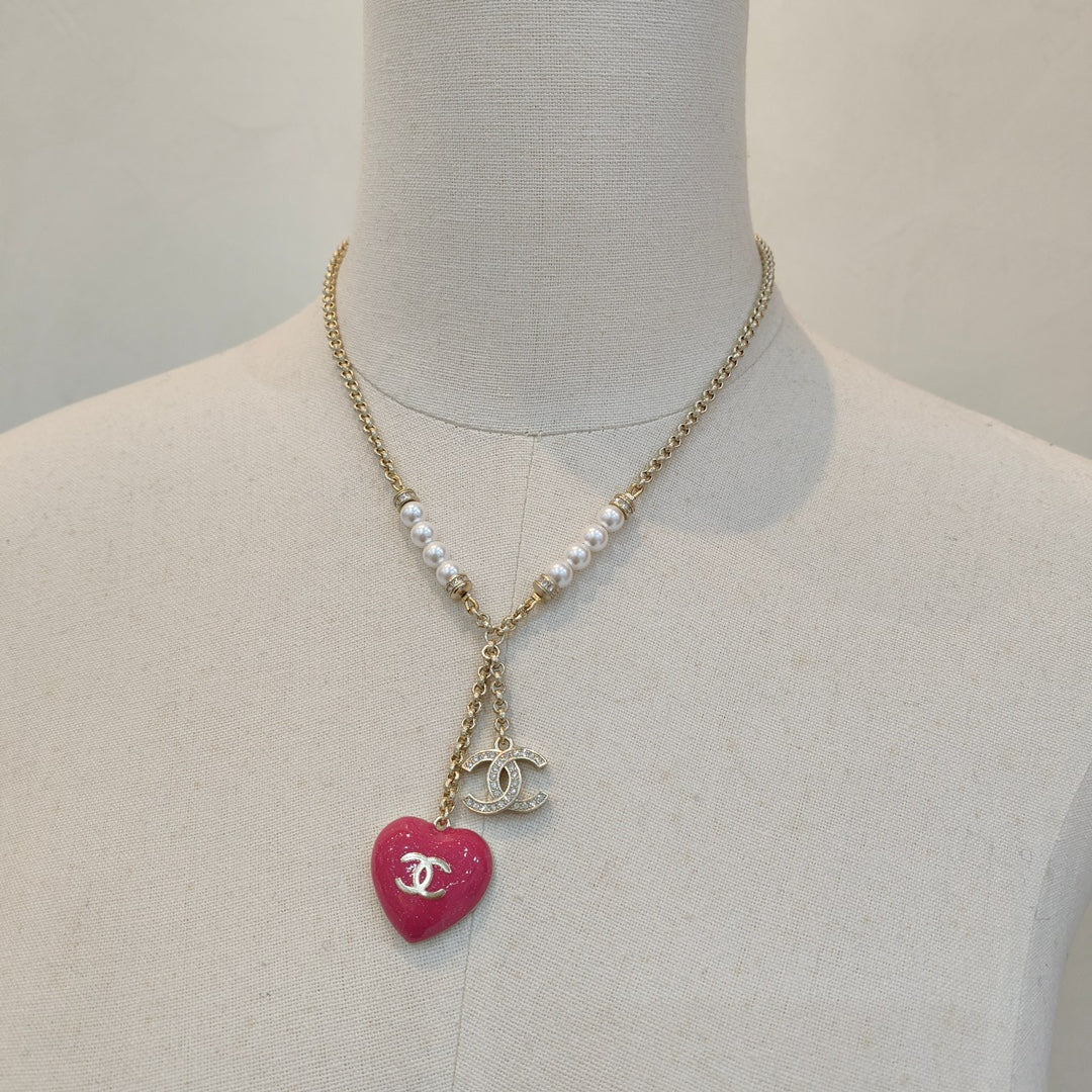 Collar de Perlas con Colgante de Corazón Rosa