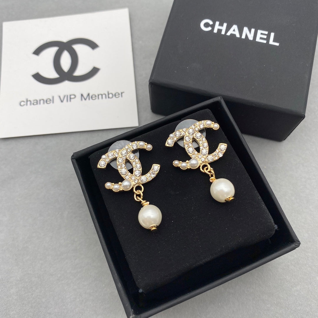 Boucles d'oreilles pendantes en perles et diamants