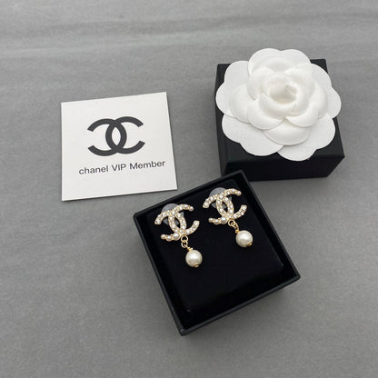 Boucles d'oreilles pendantes en perles et diamants