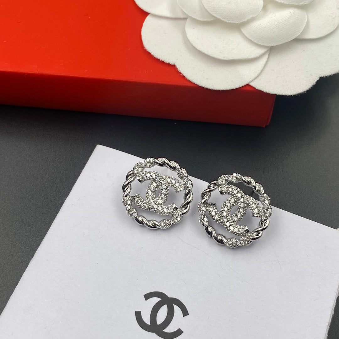Fines boucles d'oreilles clous rondes en zircon étincelant
