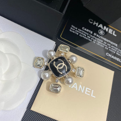 Broche élégante en pierres précieuses et perles