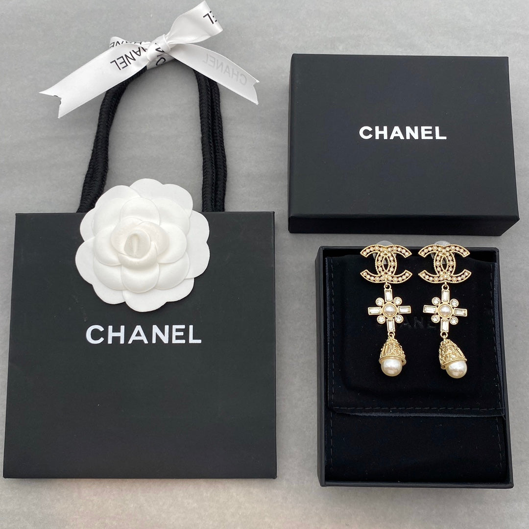 Boucles d'oreilles perles et panneau floral diamanté