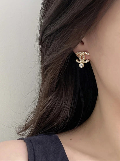 Boucles d'oreilles clous en diamant avec lettre, style tempérament